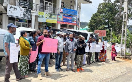 நுவரெலியா மாவட்ட ஆணையாளர் பதவி விலக கோரி ஆர்ப்பாட்டம்.