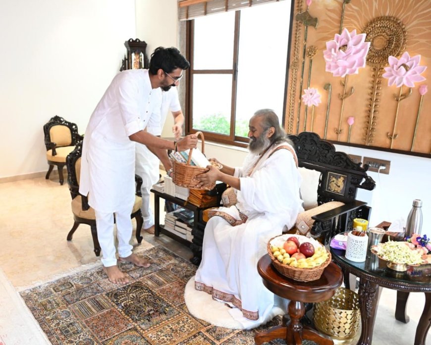 வாழும் கலைப் பயிற்சி அமைப்பின் குருவியை சந்தித்தார் ஜீவன்