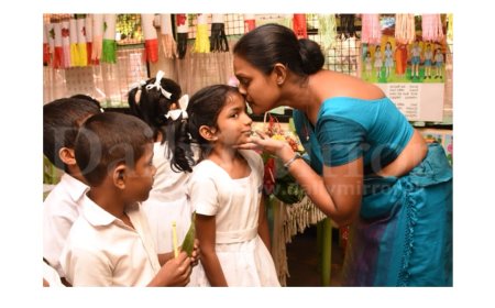 " ஆசிரியர்கள் கதவைத் திறக்கிறார் கள், ஆனால் நீங்கள் தான் உள்ளே நுழைய வேண்டும்" - சீன பழமொழி