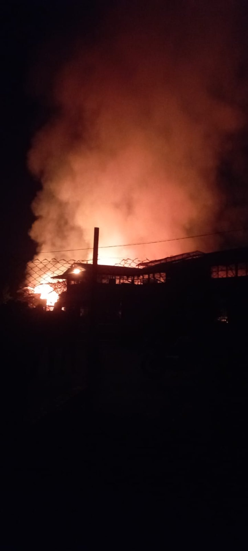 நள்ளிரவில் கொழுந்து விட்டு எரிந்த தேயிலை தொழிற்சாலை!