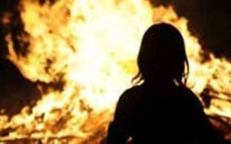 தனது காதலுக்கு எதிர்ப்புத் தெரிவித்த தாயை படுக்கையில் வைத்தே பெற்றோல் ஊற்றித் தீ வைத்த 13 வயது மகள் - பதுளையில் சம்பவம்