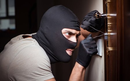 மின்சார சபை ஊழியர்கள் போல் நடித்து வீட்டில் கைவரிசை காட்டிய கும்பல்!