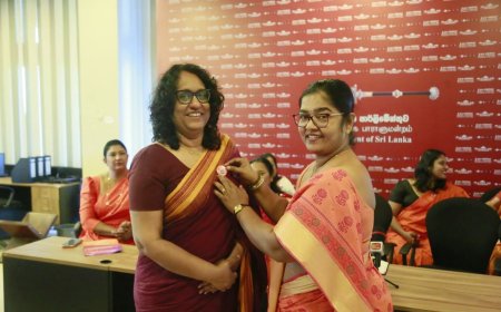 செம்மஞ்சள் நிறத்தில் மாறிய பாரளுமன்றம்!