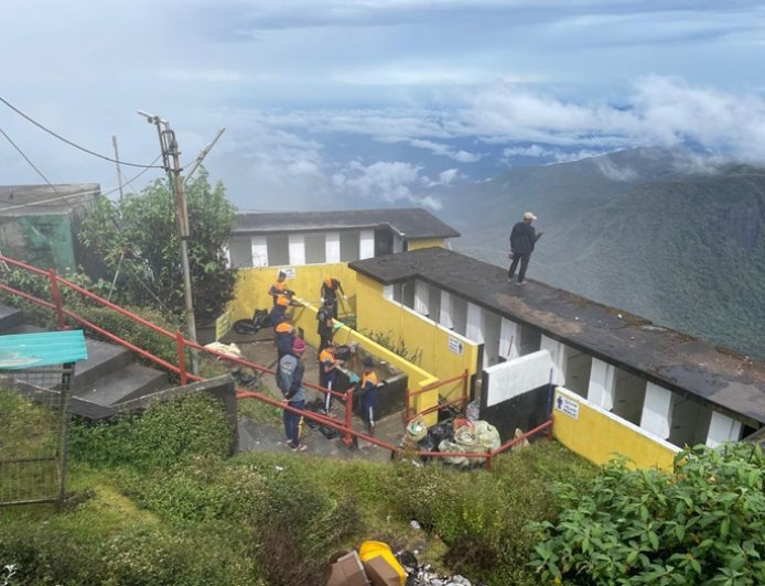 சிவனொளிபாத மலையை பொலீத்தீன் அற்ற பிரதேசமாக மாற்றும் இராணுவத்தின் க்ளீன் ஶ்ரீ லங்கா வேலைத் திட்டம்.