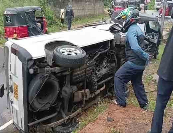 தலைகீழாக கவிழ்ந்த வாகனம்!