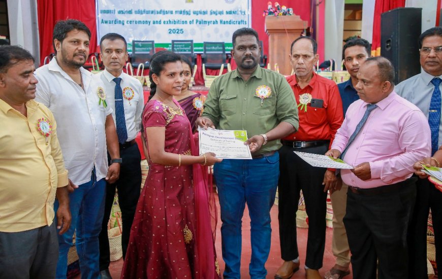 பனைசார் கைப்பணி பயிற்சி நெறியை நிறைவு செய்தவர்களுக்கு  சான்றிதழ்.