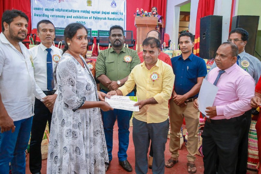 பனைசார் கைப்பணி பயிற்சி நெறியை நிறைவு செய்தவர்களுக்கு  சான்றிதழ்.