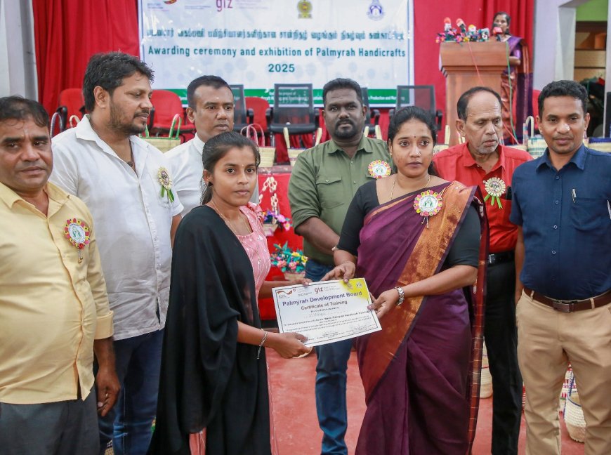 பனைசார் கைப்பணி பயிற்சி நெறியை நிறைவு செய்தவர்களுக்கு  சான்றிதழ்.