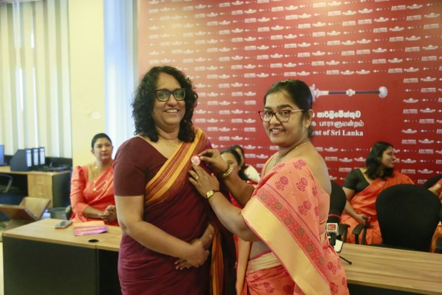 செம்மஞ்சள் நிறத்தில் மாறிய பாரளுமன்றம்!