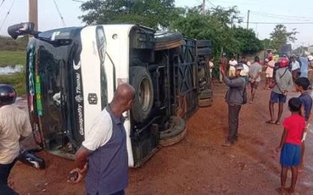 சொகுசு பேருந்து கவிழ்ந்து 14 பேர் காயம்
