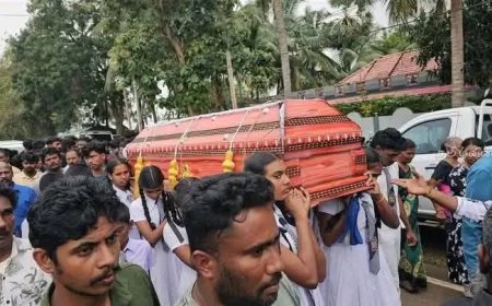 தோழியின் உடலை தோளில் சுமந்த சக தோழிகள்!