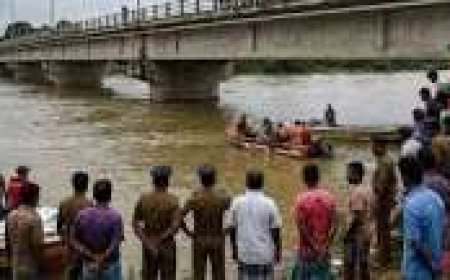 காதலன் கண்முன்னே காதலி செய்த செயல்!