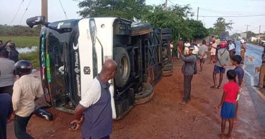 சொகுசு பேருந்து கவிழ்ந்து 14 பேர் காயம்