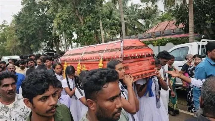 தோழியின் உடலை தோளில் சுமந்த சக தோழிகள்!