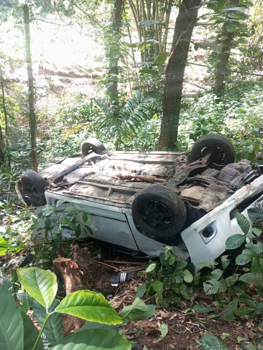 சிவனடி பாத மலைக்கு வந்து மீண்டும் வீடு திரும்பிய கார் ஒன்று விபத்து.