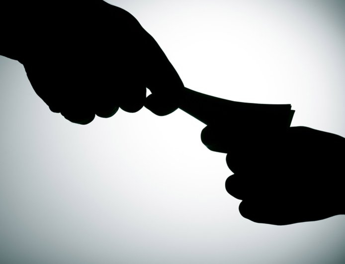 இலஞ்சம் பெற்ற இரு பொலிசார் பணி நீக்கம்!